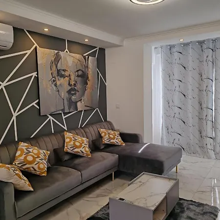 Luxury 3 Bedroom 20m From شقة *